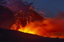 意大利的埃特纳火山在火山爆发的新阶段喷出熔岩