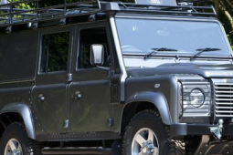 路虎为新的品牌大使创建了Dive Center Defender