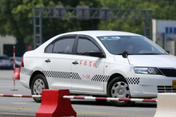 科目一考试：雨天行车遇撑雨伞和穿雨衣的行人在公路上行走时应怎样做