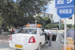 科目一考试：车辆在高速公路匝道上可以停车